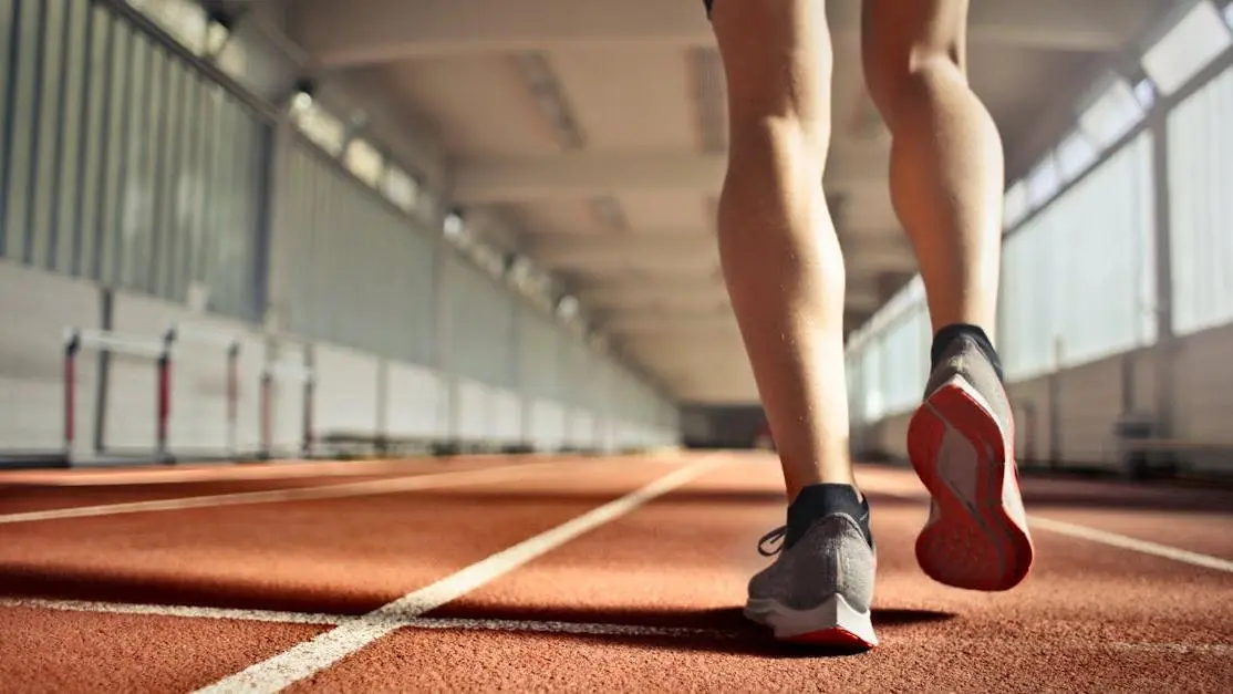 Runner warming up on track: protein before workout or after workout?